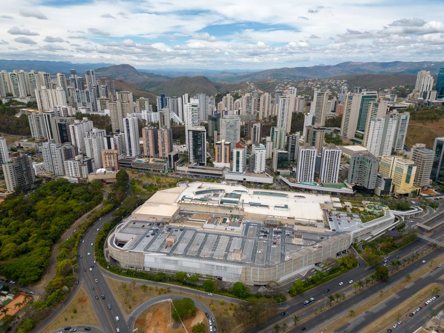 Uma foto aérea de tirar o fôlego do horizonte moderno de Belo Horizonte sob um céu nublado.